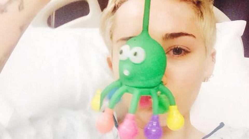 Miley v nemocnici humor neztrácí